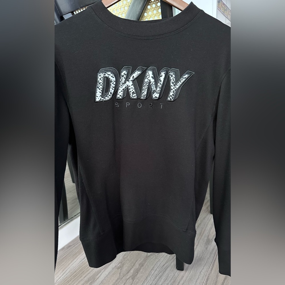 Sweater DKNY size S, but can fit M and L